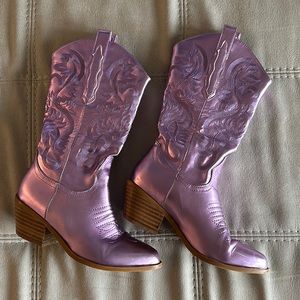 Metallic purple cowboy boots size 5! Once once!